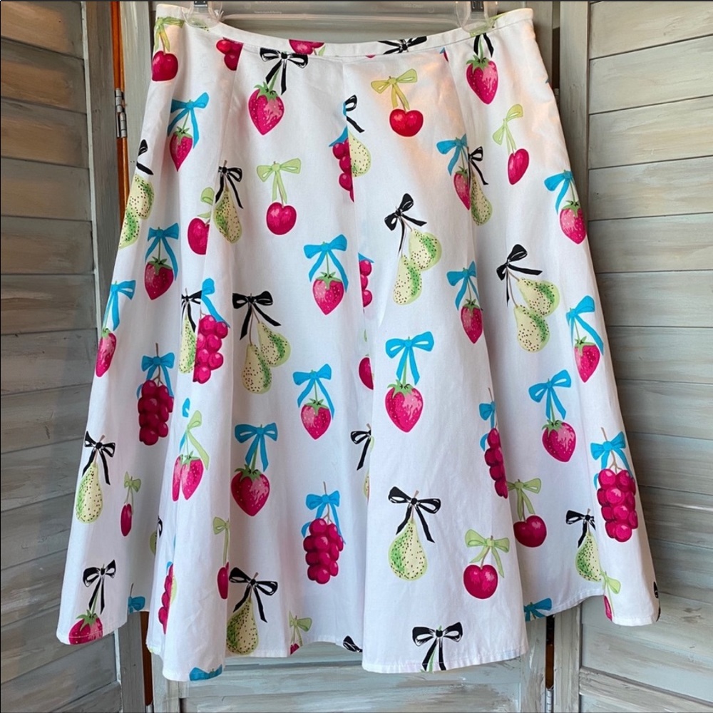 Context full skirt white with fruit print 50s vintage vibe size 8P 8 Petite